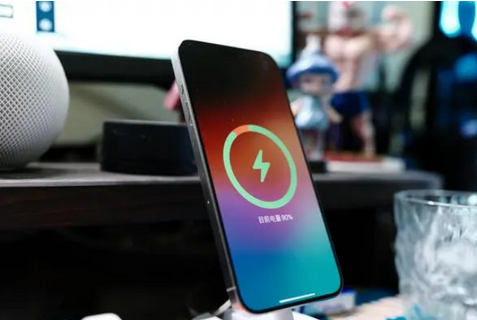 奎屯苹果15换屏服务分享用什么充电器给iPhone15充电更好 